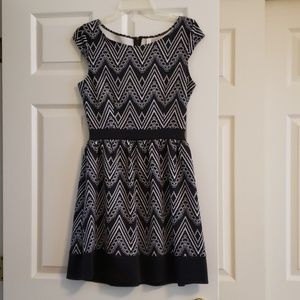 Black/white patterned dress